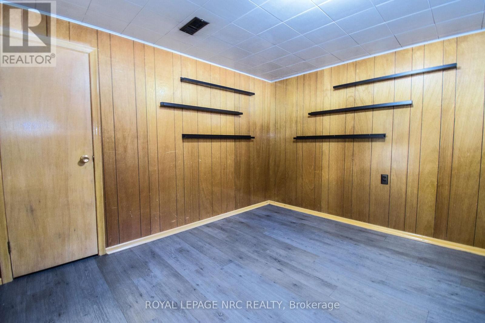 












8 ROSELAND AVENUE

,
St. Catharines (Carlton/Bunting),




Ontario
L2M5Z2

