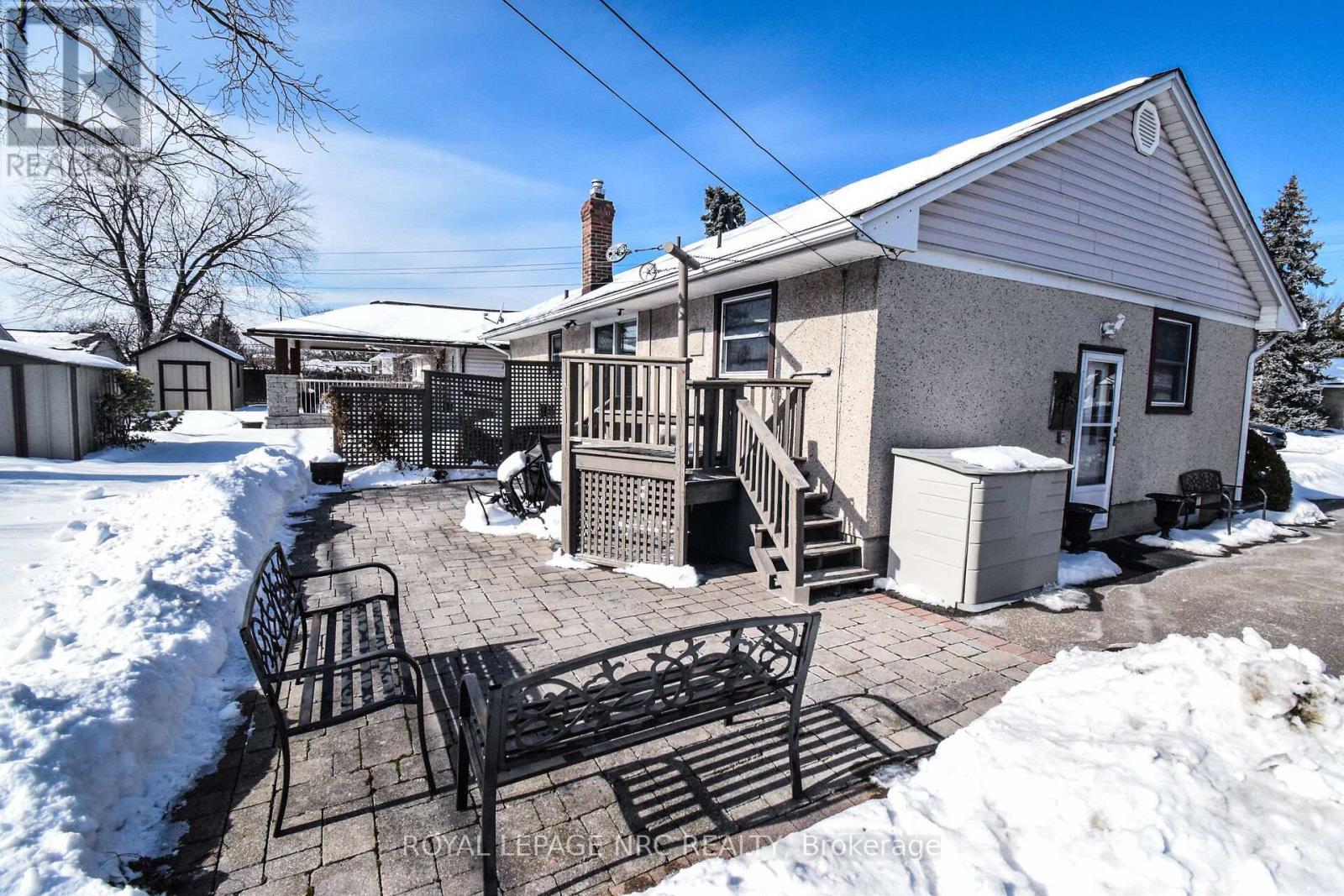 












8 ROSELAND AVENUE

,
St. Catharines (Carlton/Bunting),




Ontario
L2M5Z2

