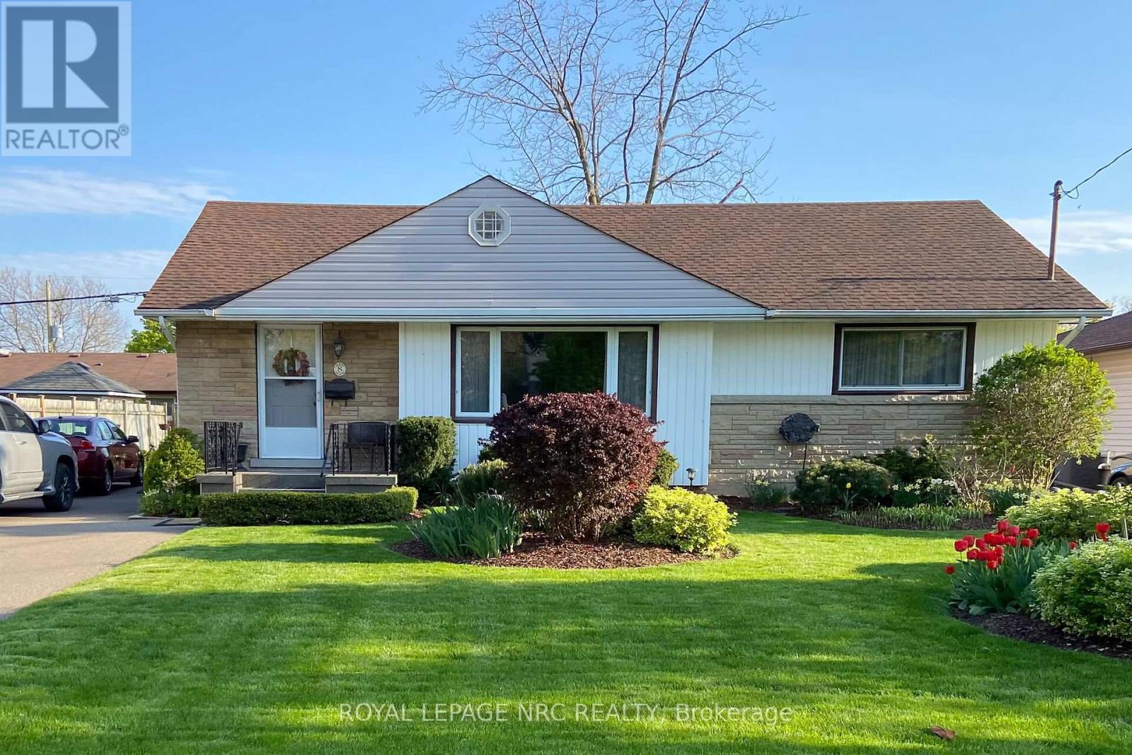 












8 ROSELAND AVENUE

,
St. Catharines (Carlton/Bunting),




Ontario
L2M5Z2

