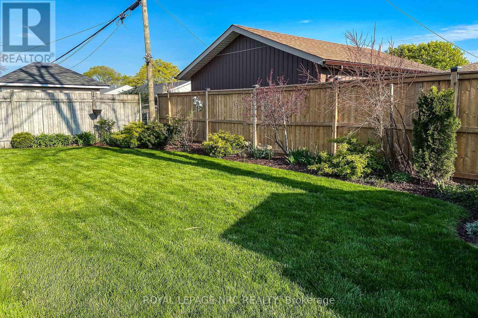 












8 ROSELAND AVENUE

,
St. Catharines (Carlton/Bunting),




Ontario
L2M5Z2

