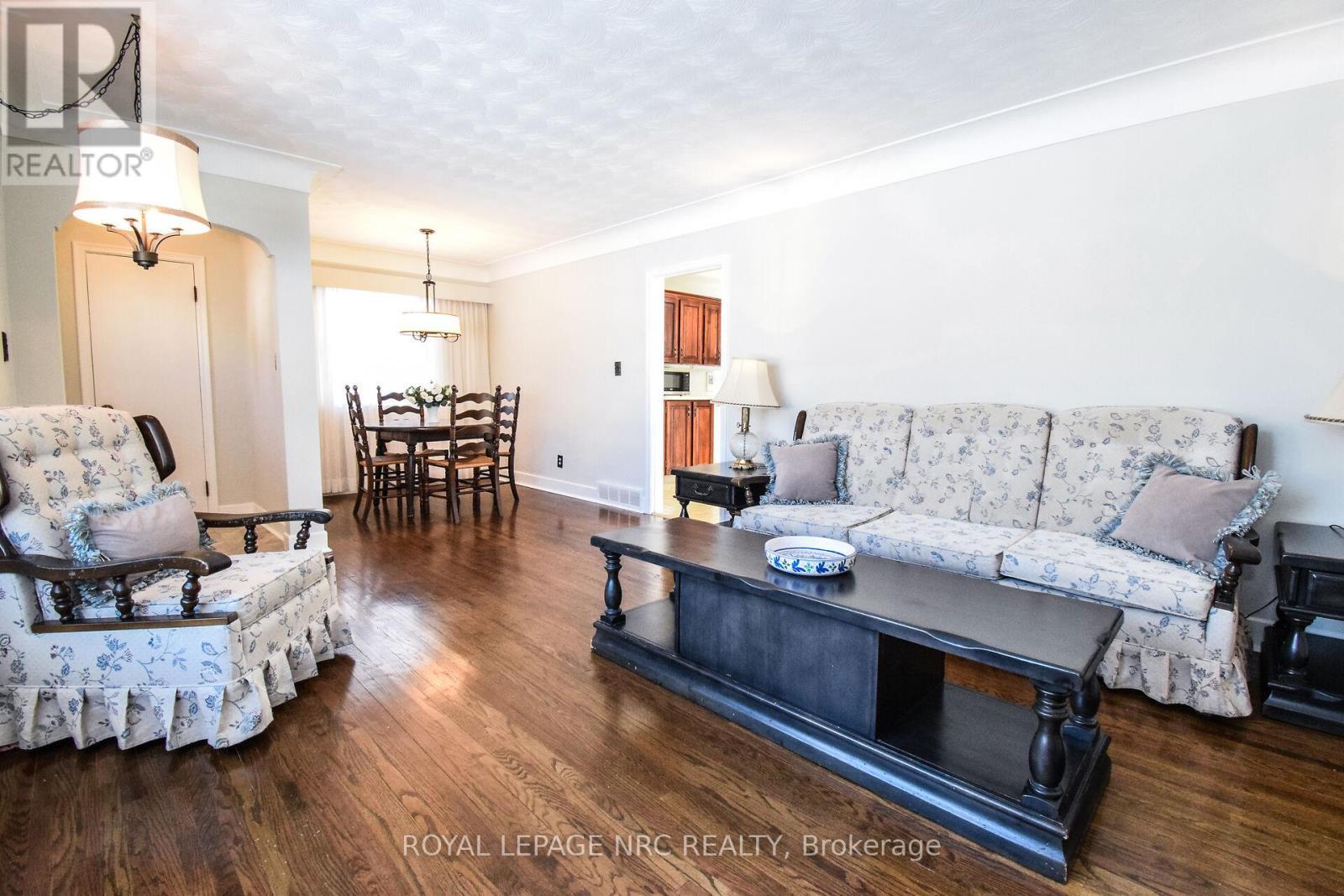 












8 ROSELAND AVENUE

,
St. Catharines (Carlton/Bunting),




Ontario
L2M5Z2

