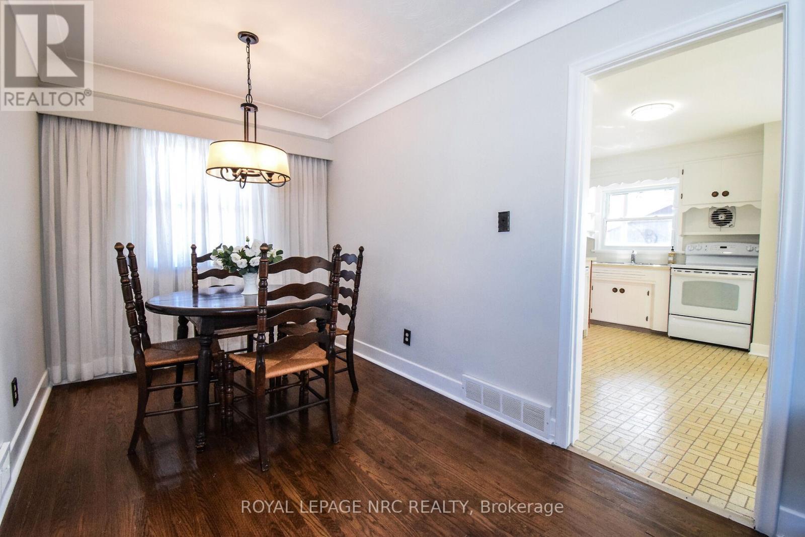 












8 ROSELAND AVENUE

,
St. Catharines (Carlton/Bunting),




Ontario
L2M5Z2

