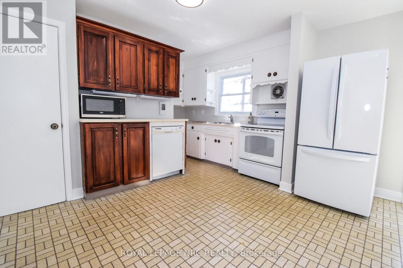 












8 ROSELAND AVENUE

,
St. Catharines (Carlton/Bunting),




Ontario
L2M5Z2

