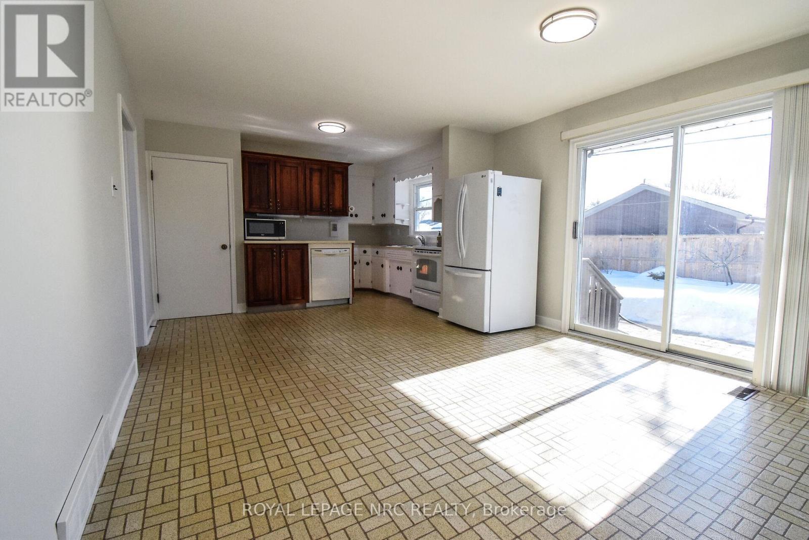 












8 ROSELAND AVENUE

,
St. Catharines (Carlton/Bunting),




Ontario
L2M5Z2

