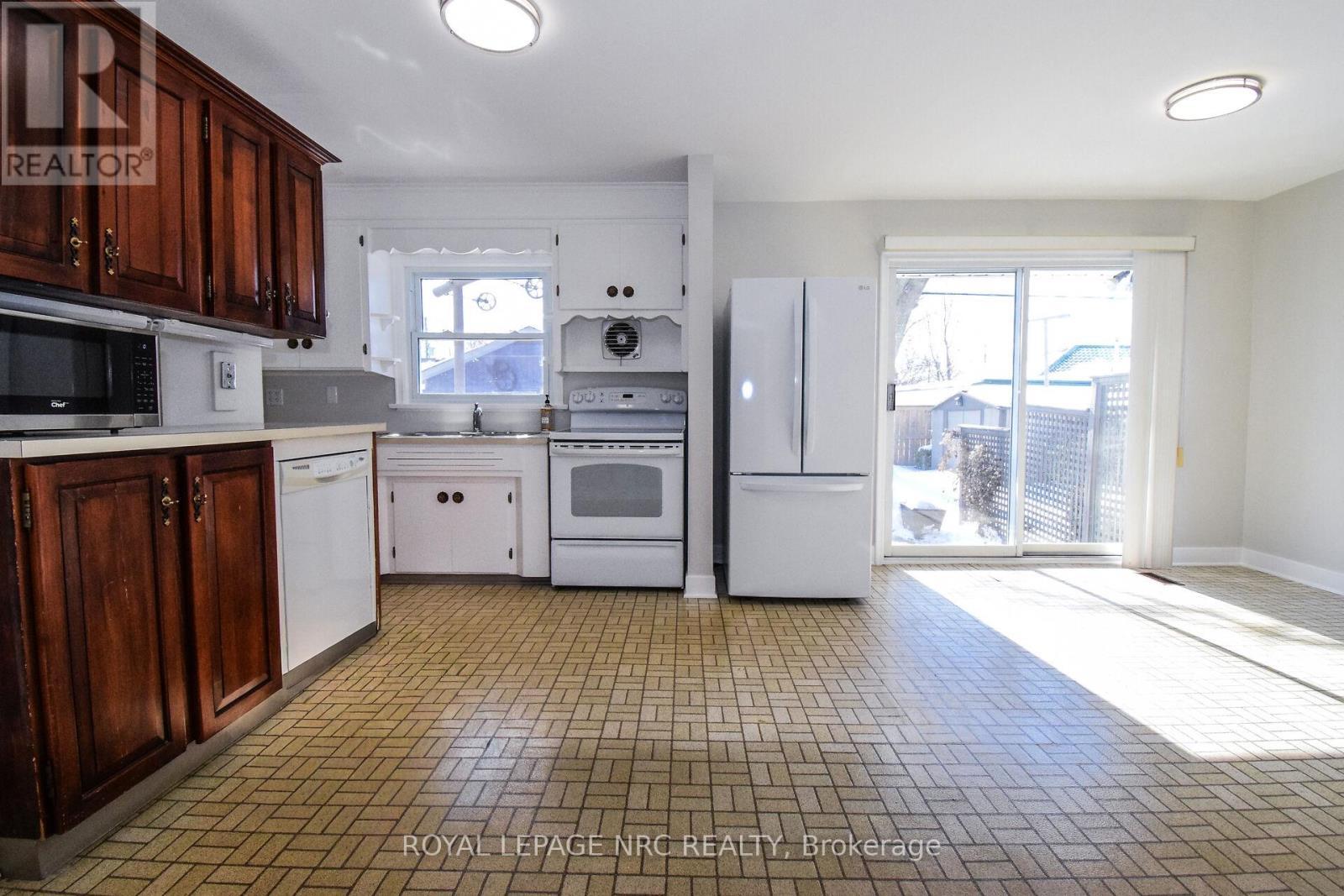 












8 ROSELAND AVENUE

,
St. Catharines (Carlton/Bunting),




Ontario
L2M5Z2

