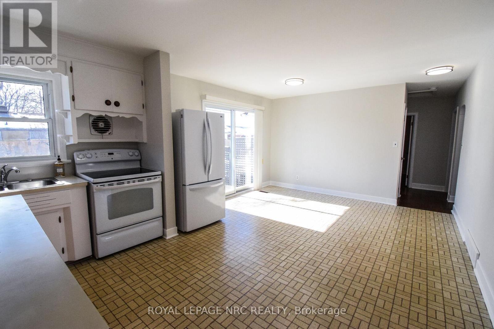 












8 ROSELAND AVENUE

,
St. Catharines (Carlton/Bunting),




Ontario
L2M5Z2

