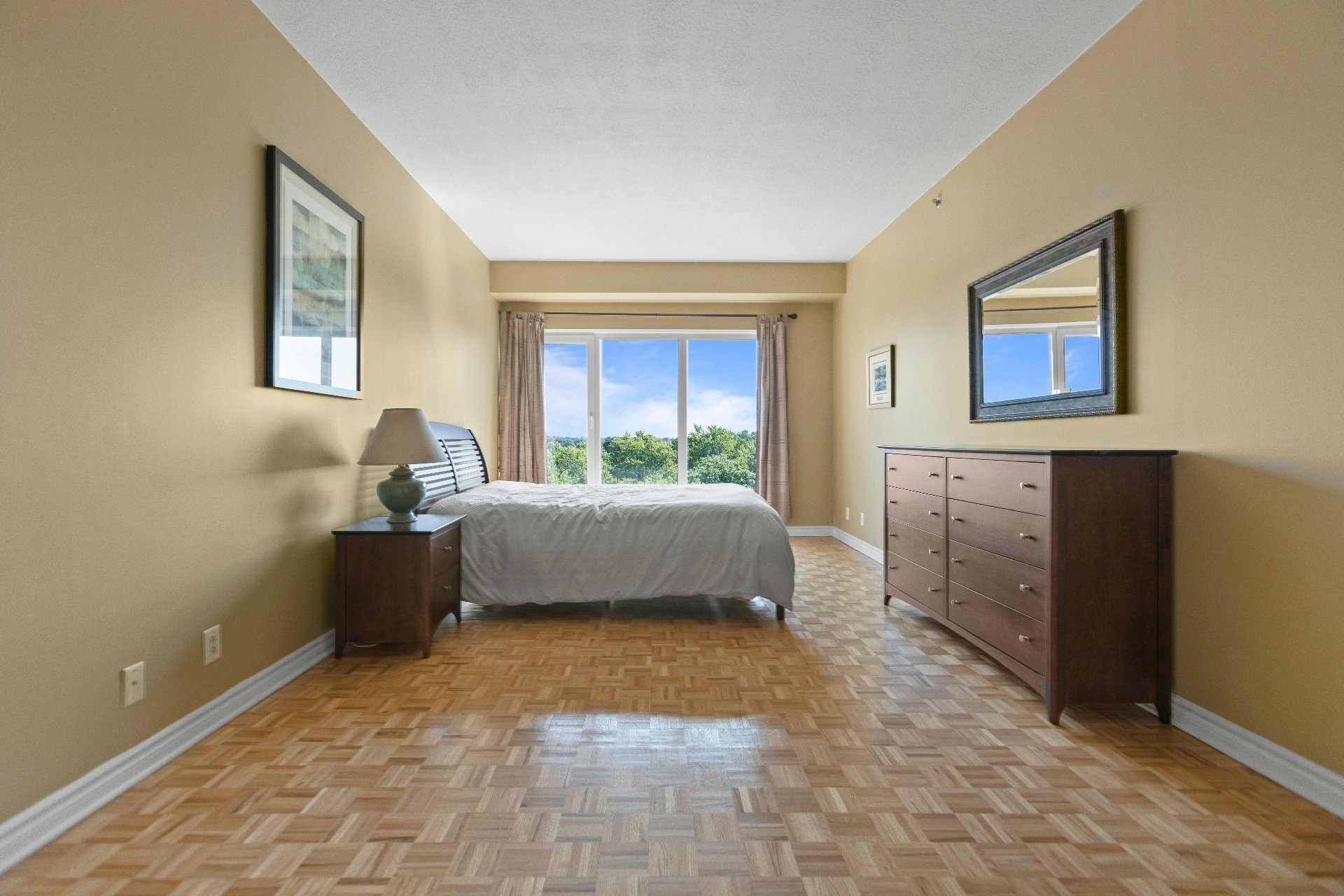 









18


Ch. du Bord-du-Lac-Lakeshore

, 717,
Pointe-Claire,




QC
H9S5X9

