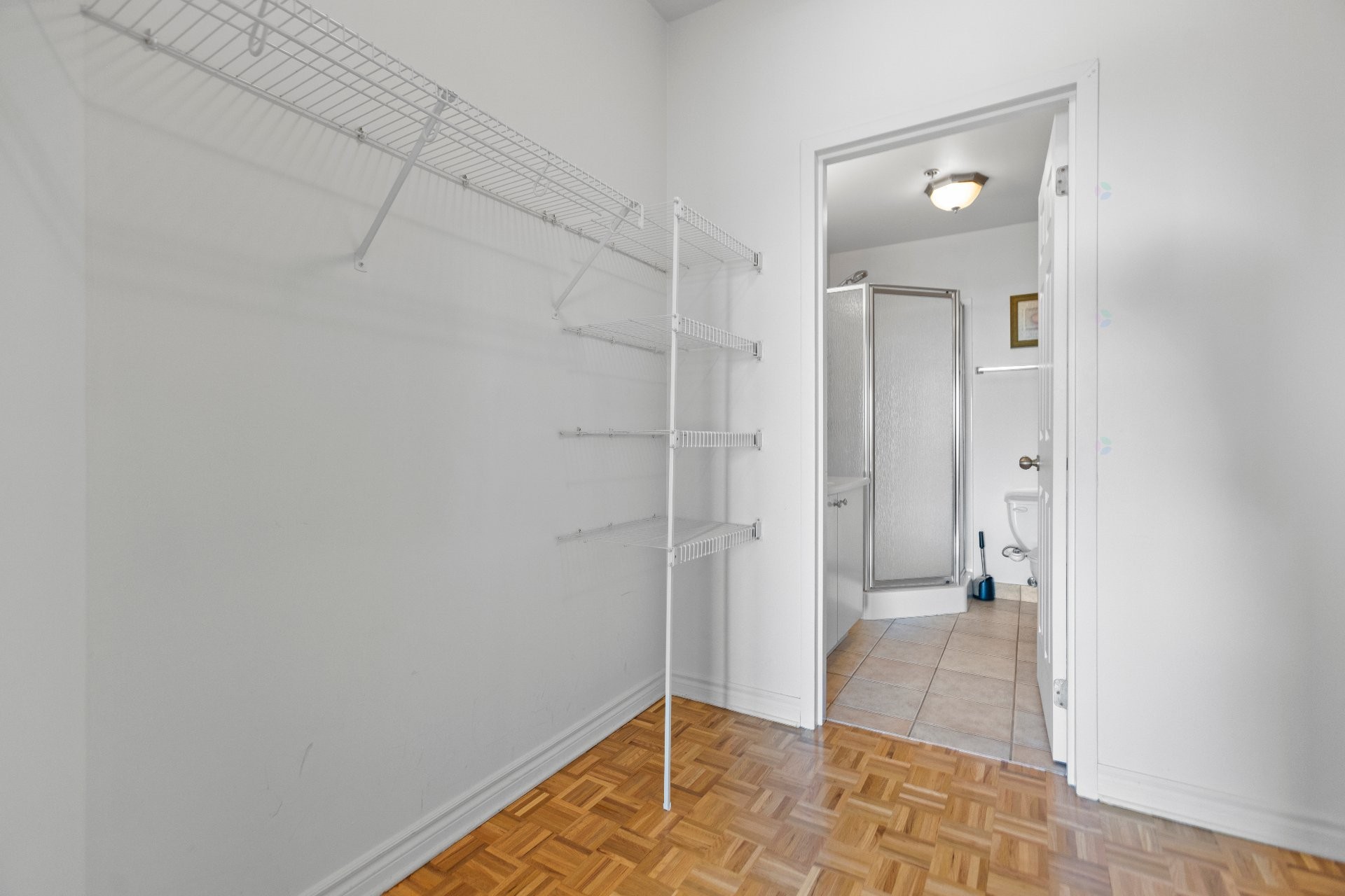 









18


Ch. du Bord-du-Lac-Lakeshore

, 717,
Pointe-Claire,




QC
H9S5X9

