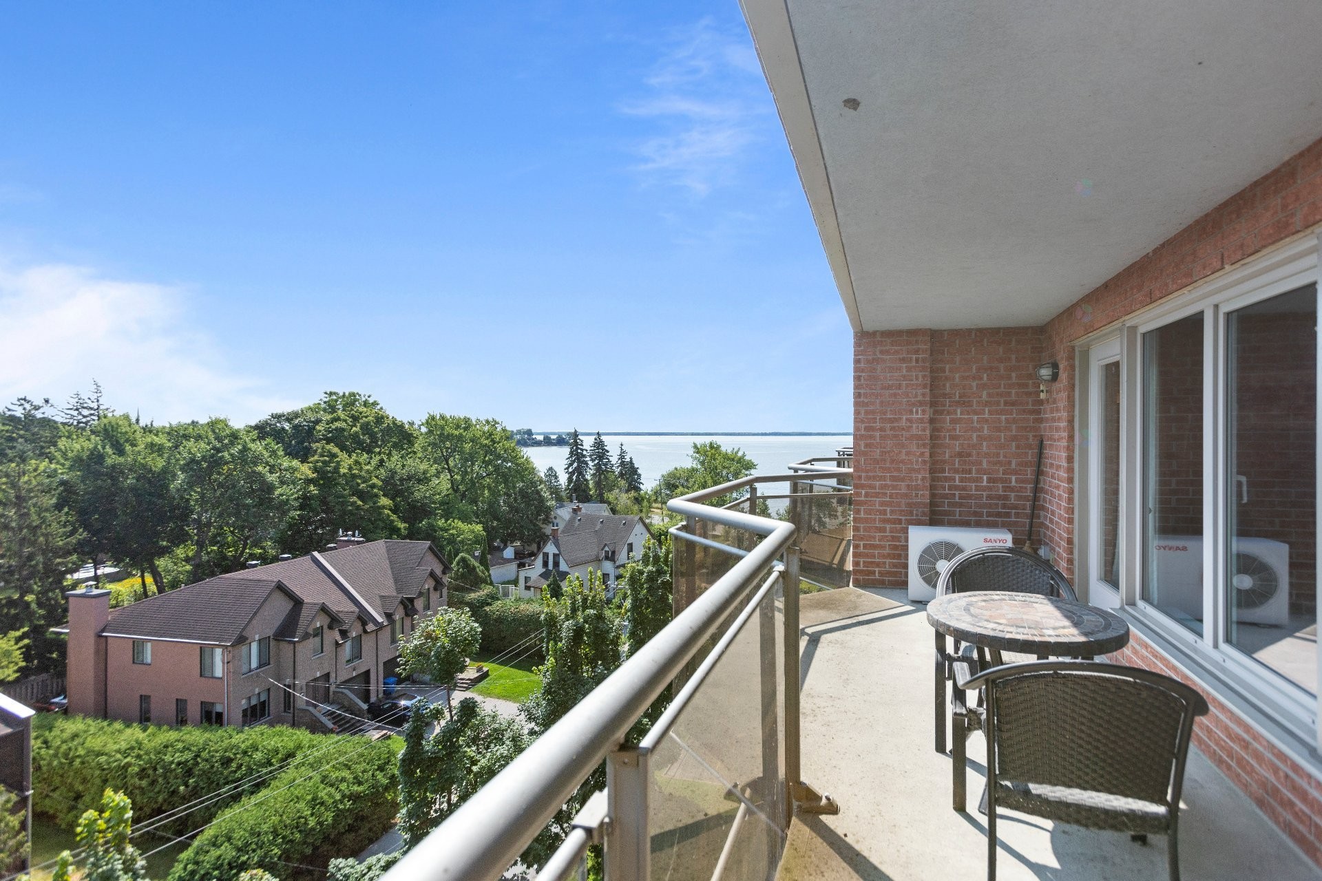 









18


Ch. du Bord-du-Lac-Lakeshore

, 717,
Pointe-Claire,




QC
H9S5X9

