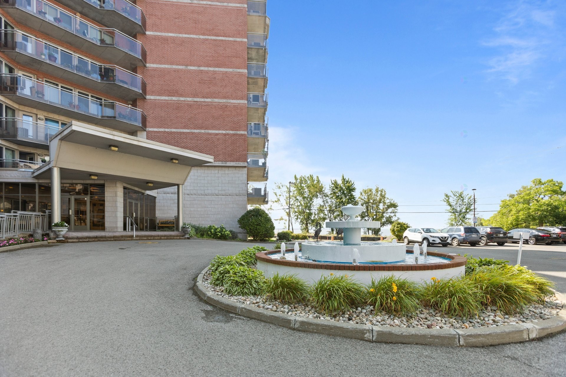 









18


Ch. du Bord-du-Lac-Lakeshore

, 717,
Pointe-Claire,




QC
H9S5X9

