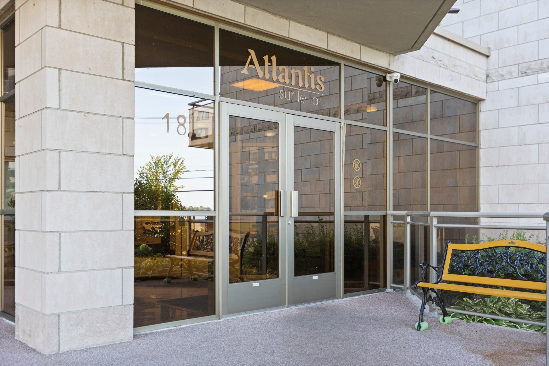 









18


Ch. du Bord-du-Lac-Lakeshore

, 717,
Pointe-Claire,




QC
H9S5X9

