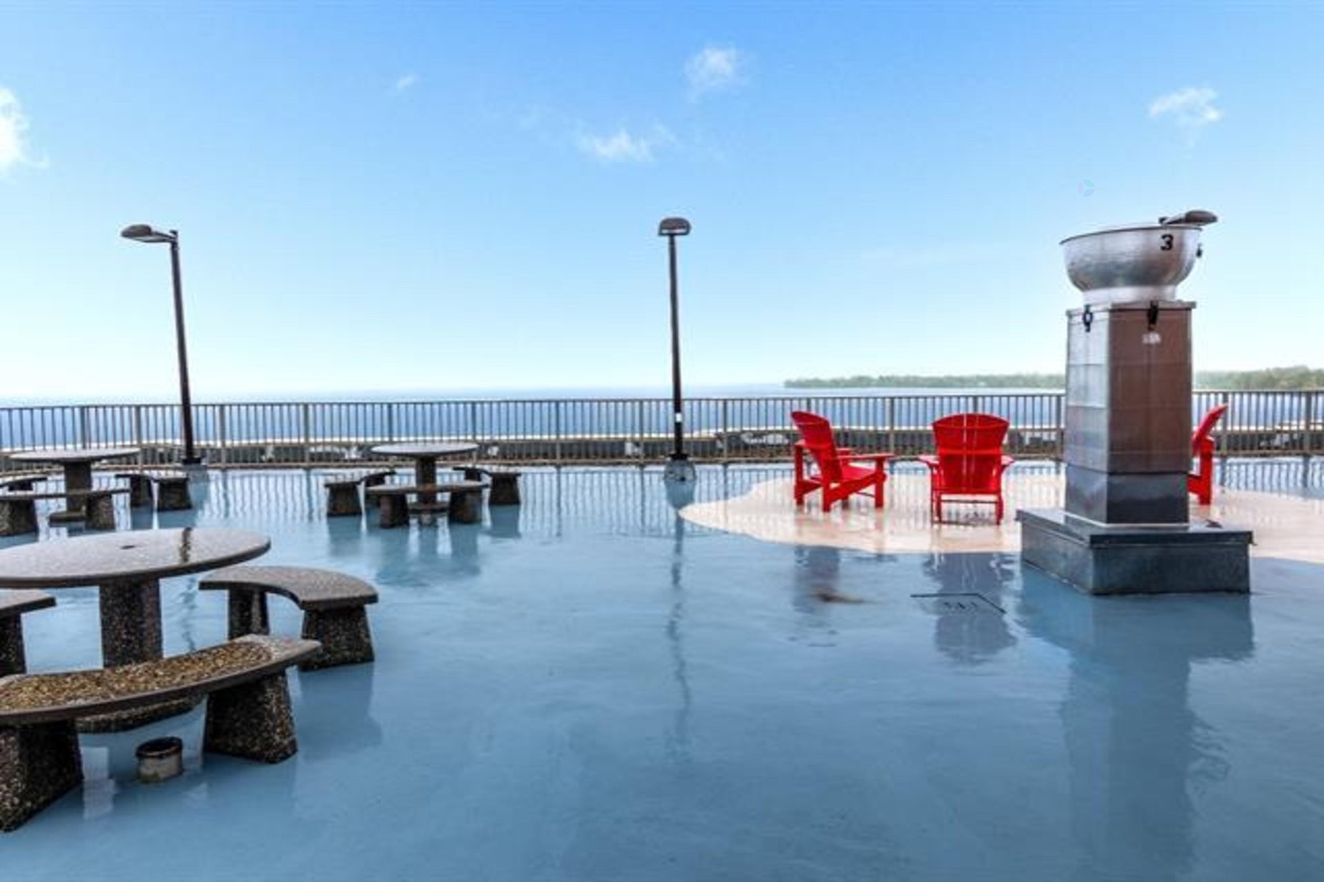 









18


Ch. du Bord-du-Lac-Lakeshore

, 717,
Pointe-Claire,




QC
H9S5X9

