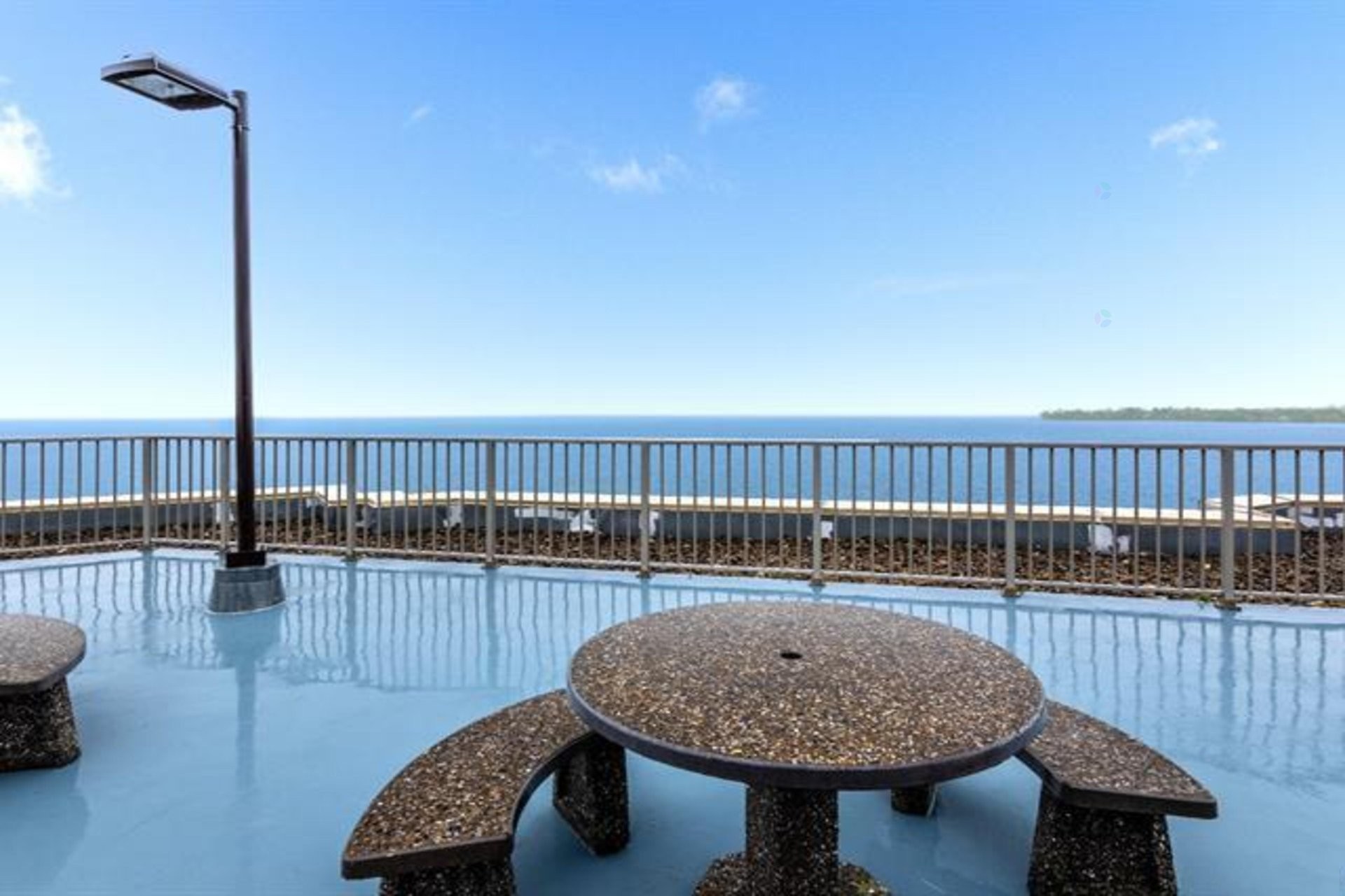 









18


Ch. du Bord-du-Lac-Lakeshore

, 717,
Pointe-Claire,




QC
H9S5X9

