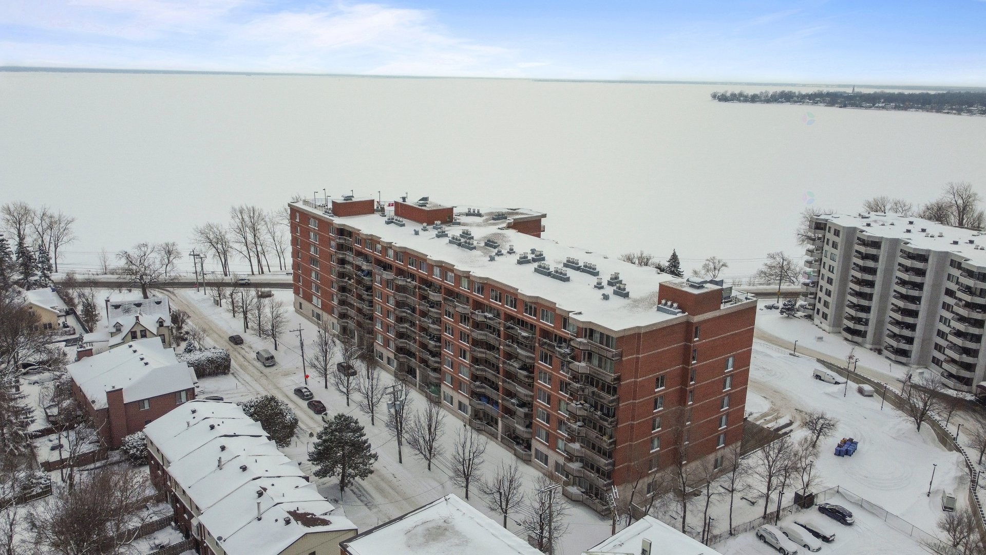 









18


Ch. du Bord-du-Lac-Lakeshore

, 717,
Pointe-Claire,




QC
H9S5X9

