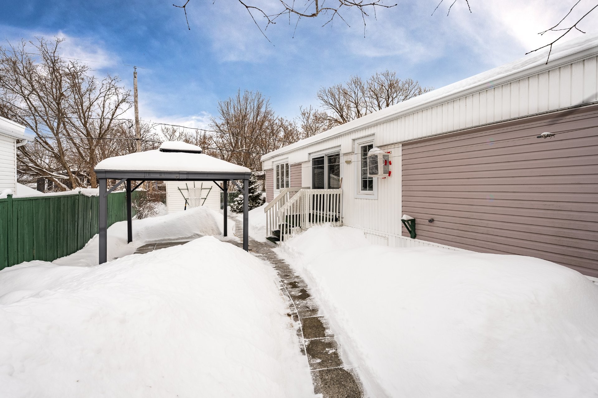 









67


Rue de la Calèche

,
Saint-Basile-le-Grand,




QC
J3N1P2

