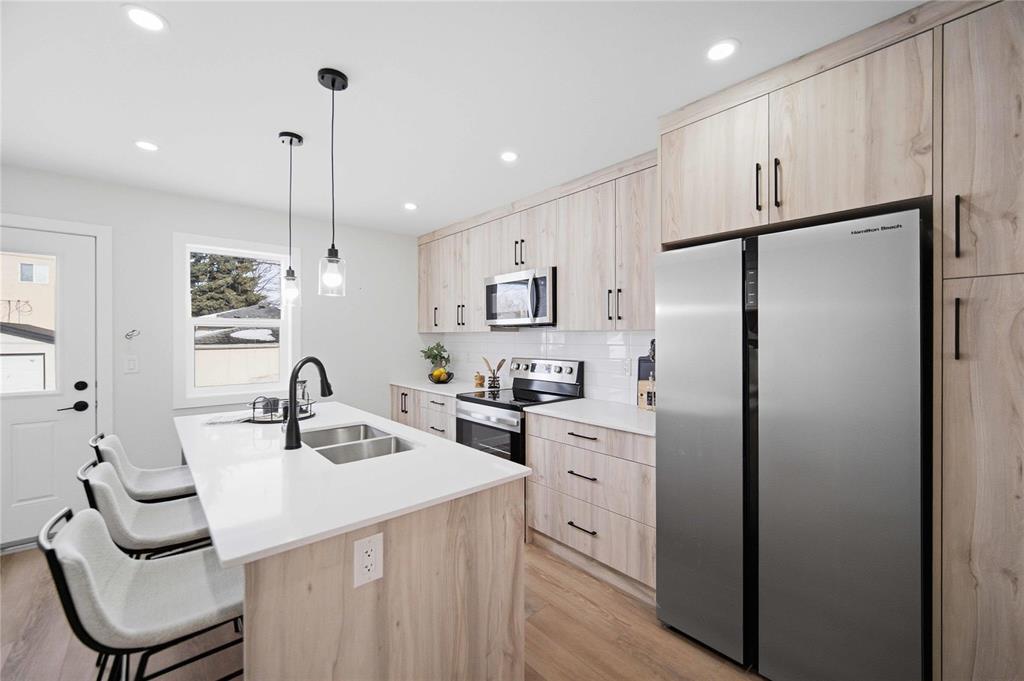 












.5 223 Royal Avenue

,
Winnipeg,




Manitoba
R2V1H6

