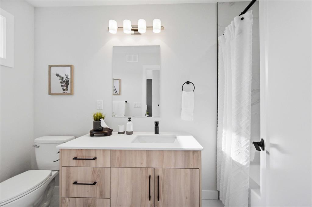 












.5 223 Royal Avenue

,
Winnipeg,




Manitoba
R2V1H6

