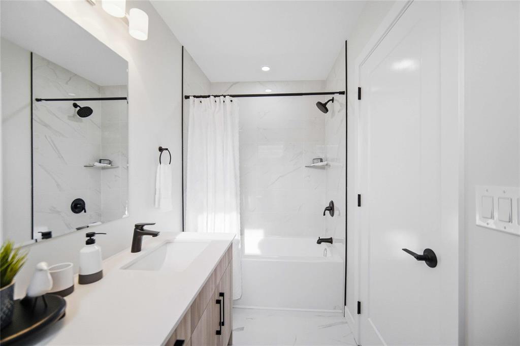 












.5 223 Royal Avenue

,
Winnipeg,




Manitoba
R2V1H6

