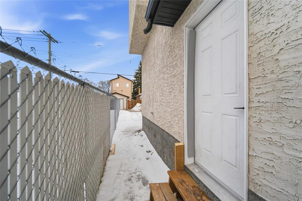 












.5 223 Royal Avenue

,
Winnipeg,




Manitoba
R2V1H6

