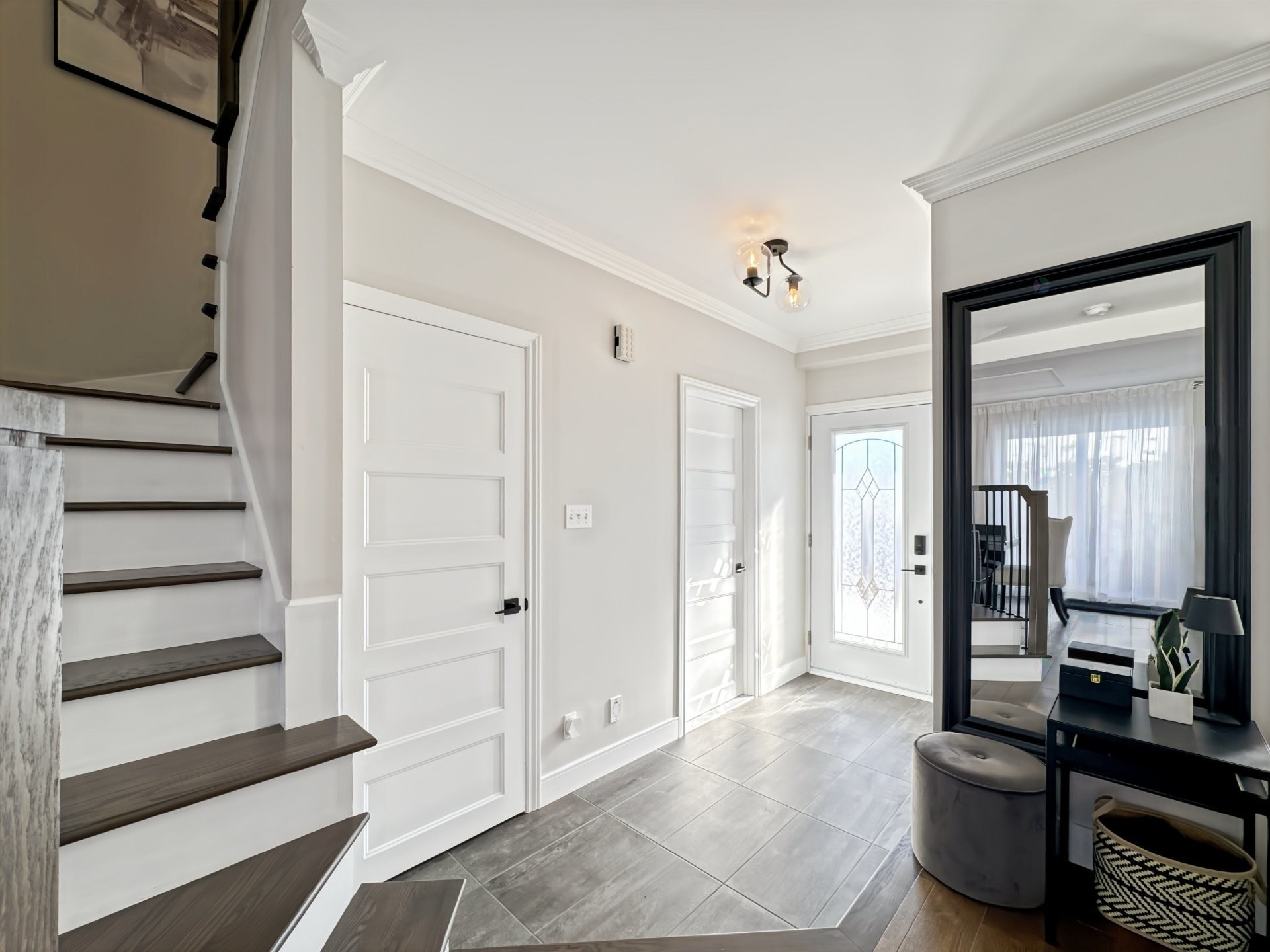 









1978


Rue Émile-Nelligan

,
Varennes,




QC
J3X1X1

