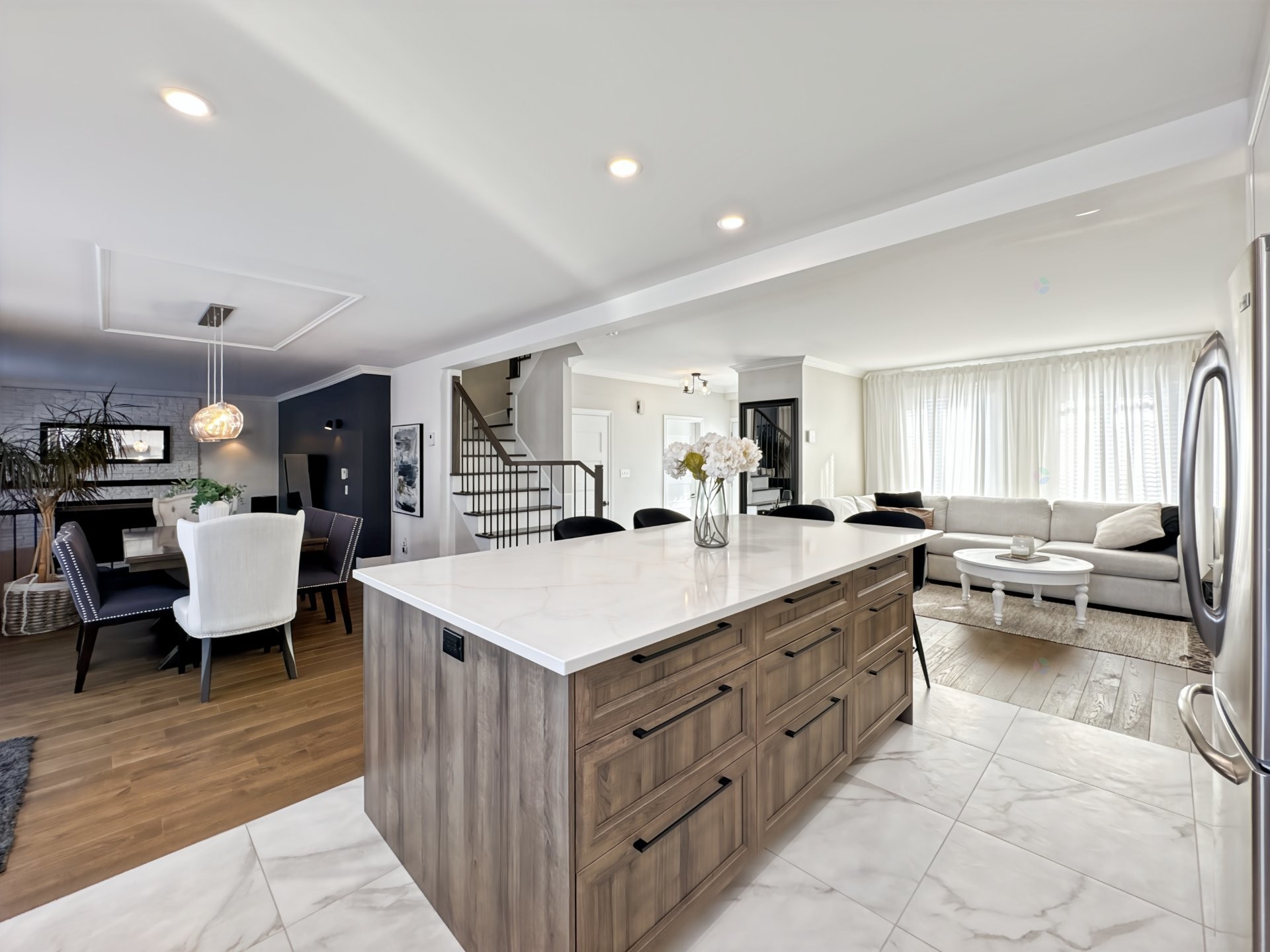 









1978


Rue Émile-Nelligan

,
Varennes,




QC
J3X1X1

