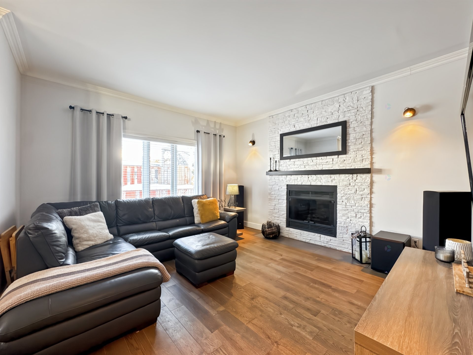 









1978


Rue Émile-Nelligan

,
Varennes,




QC
J3X1X1

