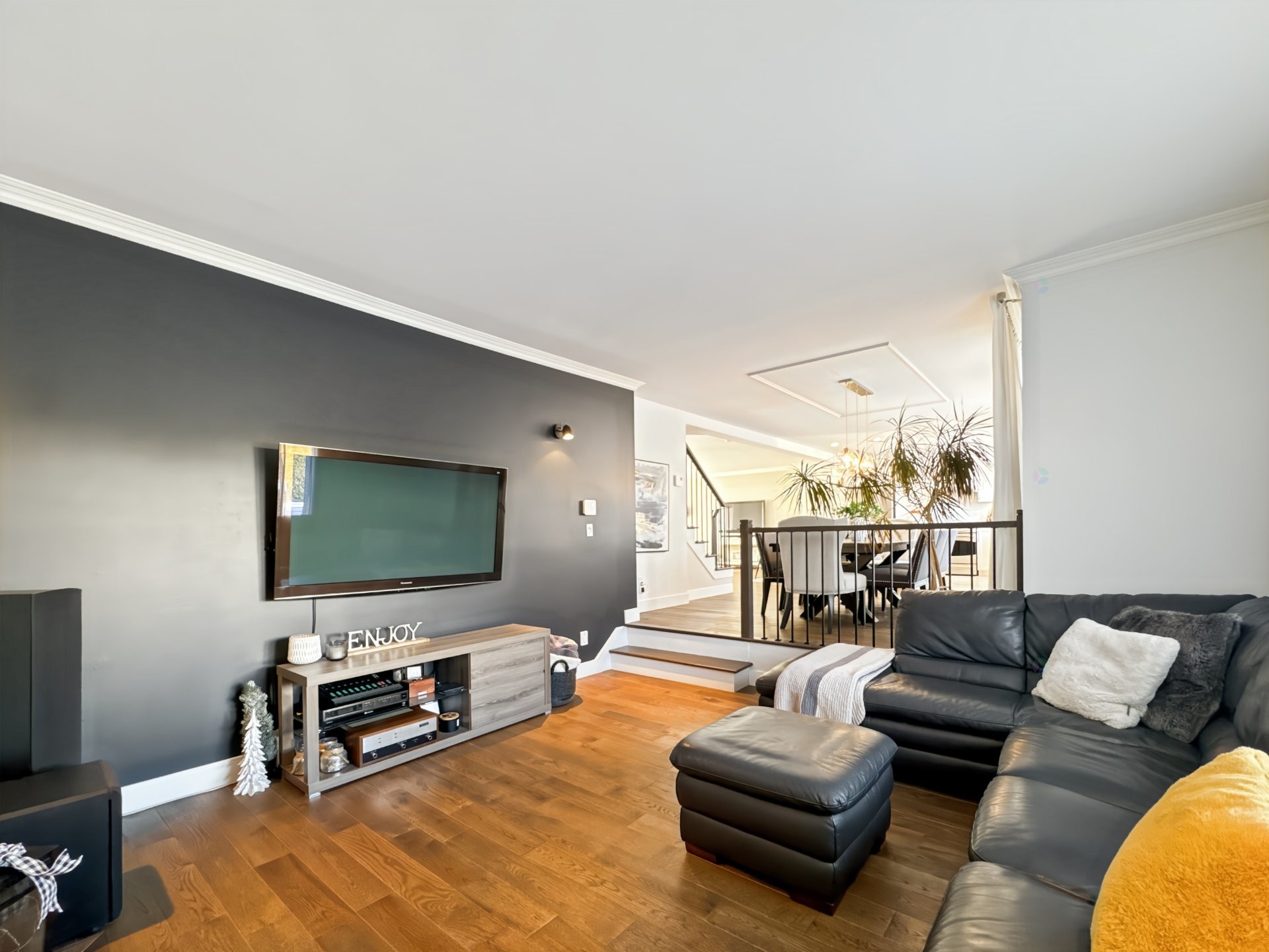 









1978


Rue Émile-Nelligan

,
Varennes,




QC
J3X1X1

