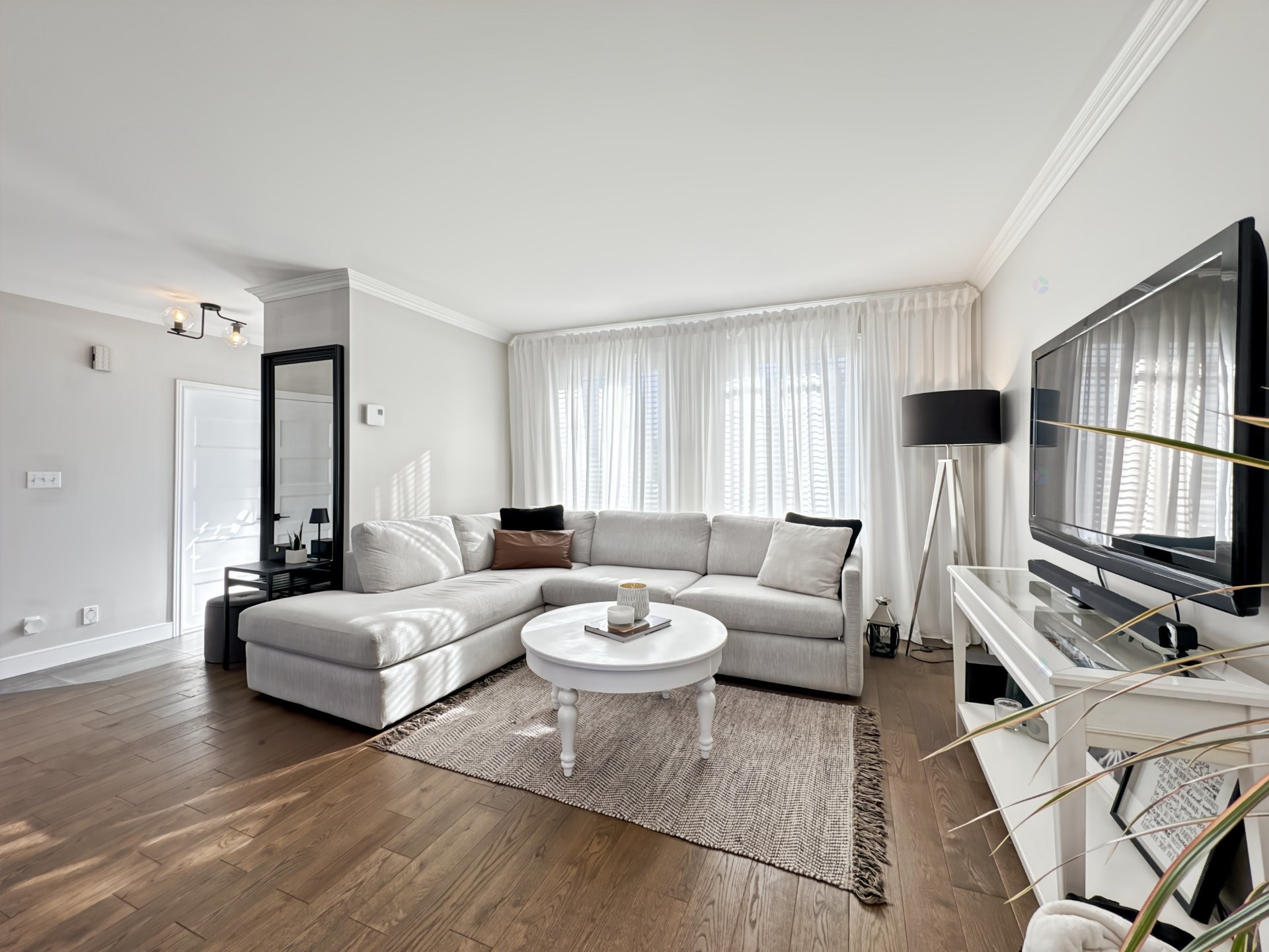 









1978


Rue Émile-Nelligan

,
Varennes,




QC
J3X1X1

