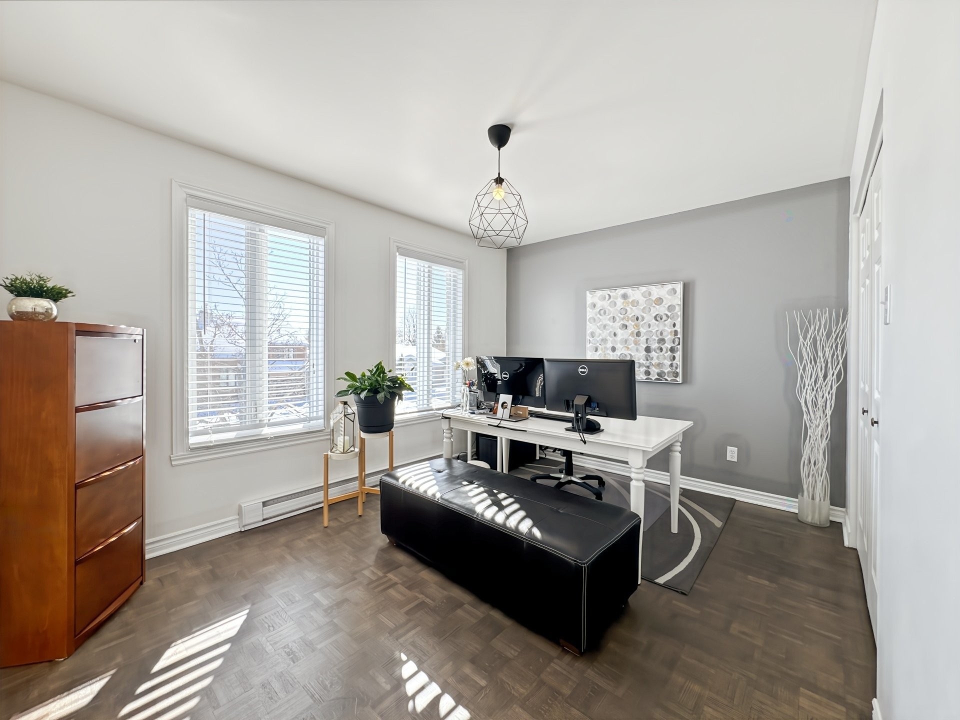 









1978


Rue Émile-Nelligan

,
Varennes,




QC
J3X1X1

