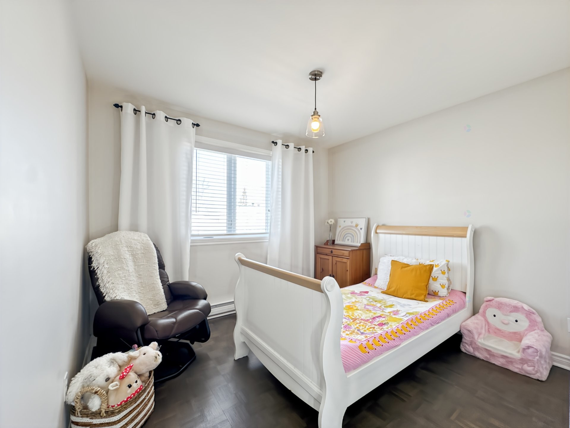 









1978


Rue Émile-Nelligan

,
Varennes,




QC
J3X1X1

