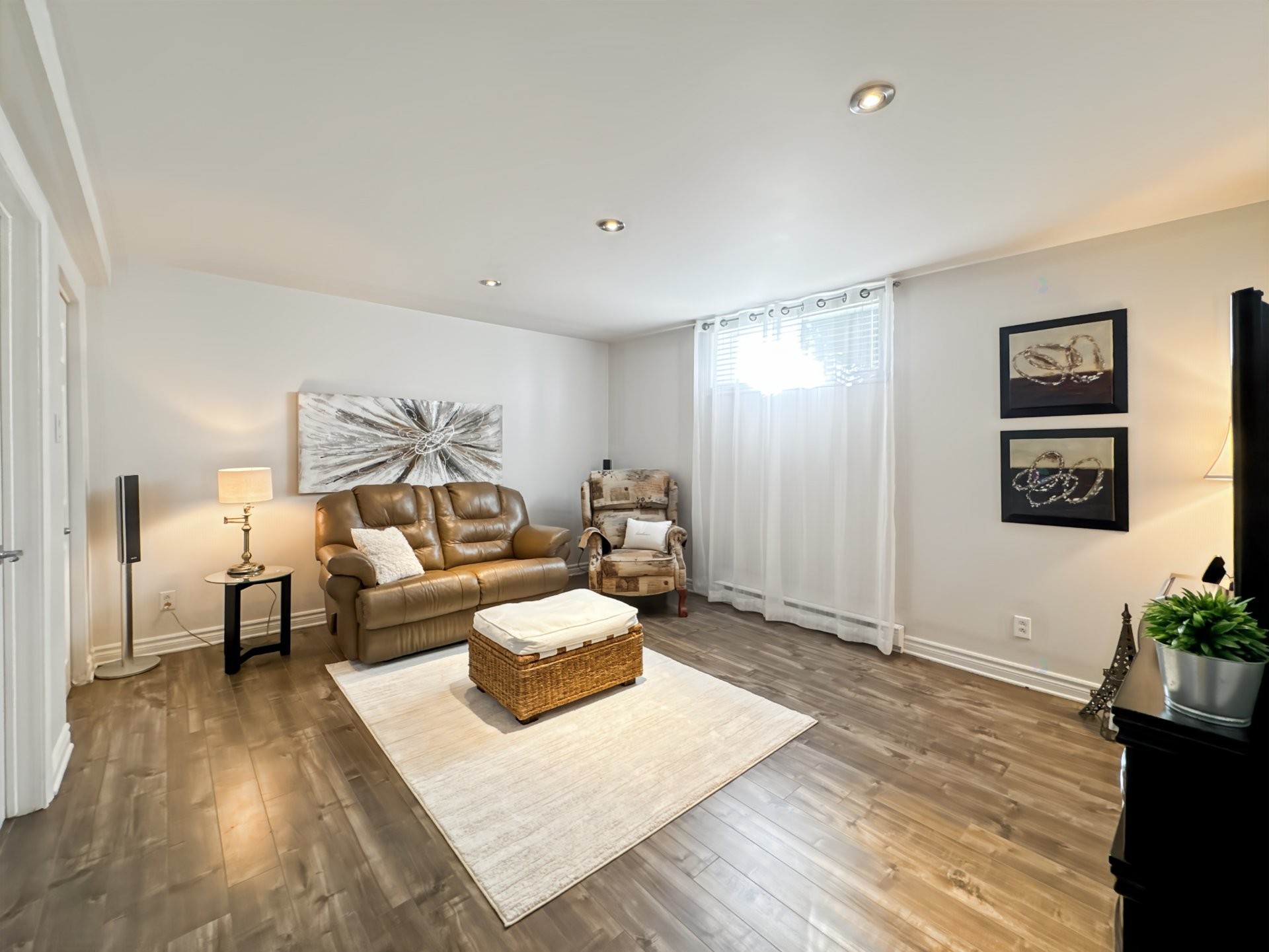 









1978


Rue Émile-Nelligan

,
Varennes,




QC
J3X1X1

