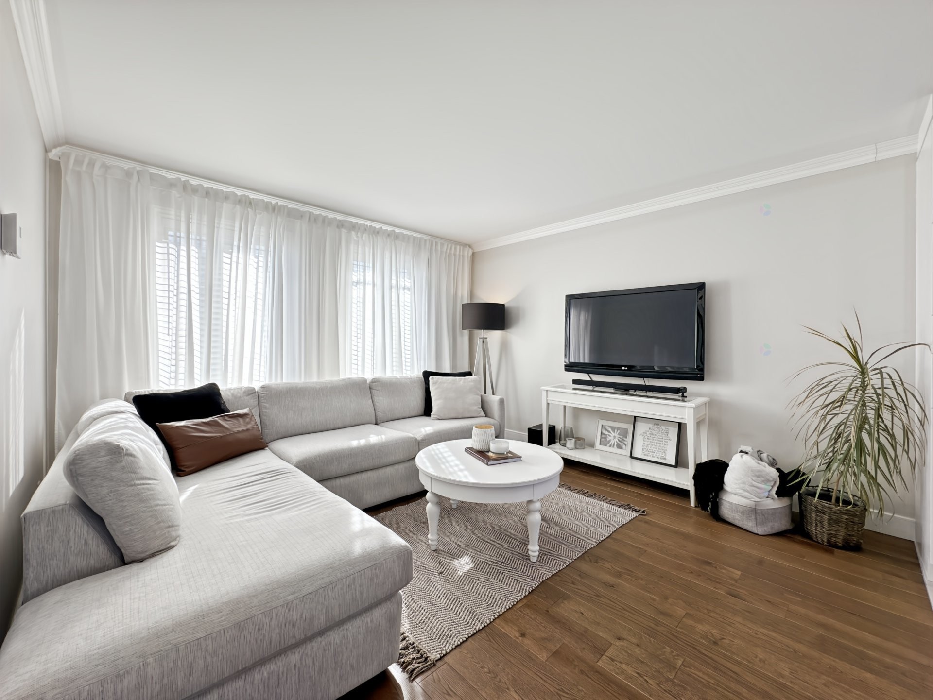 









1978


Rue Émile-Nelligan

,
Varennes,




QC
J3X1X1

