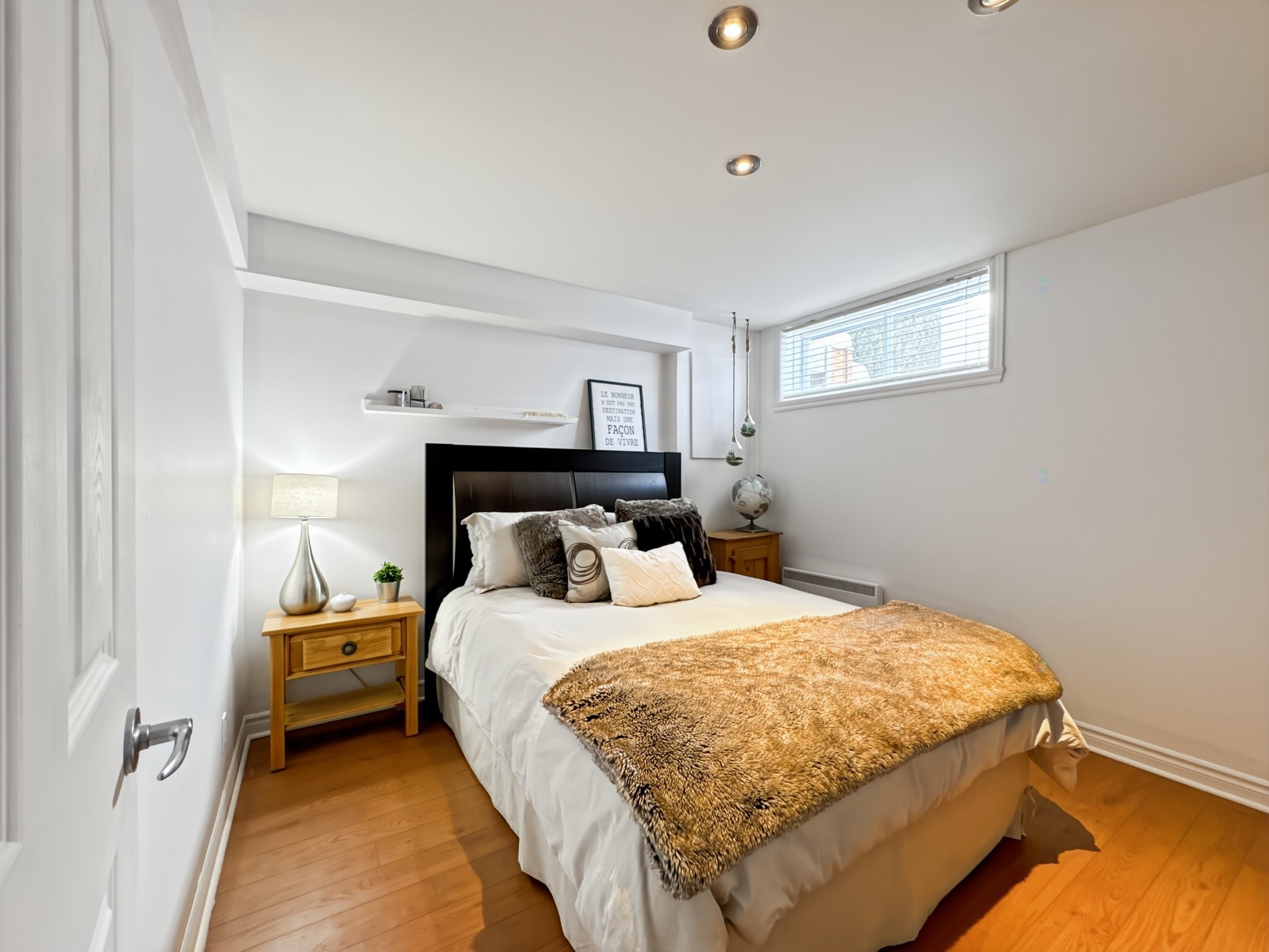 









1978


Rue Émile-Nelligan

,
Varennes,




QC
J3X1X1

