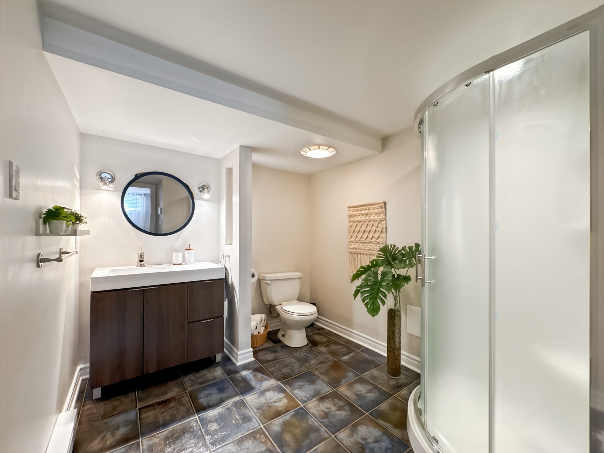 









1978


Rue Émile-Nelligan

,
Varennes,




QC
J3X1X1

