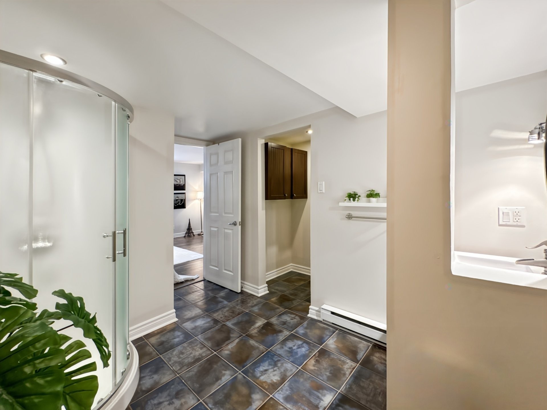 









1978


Rue Émile-Nelligan

,
Varennes,




QC
J3X1X1

