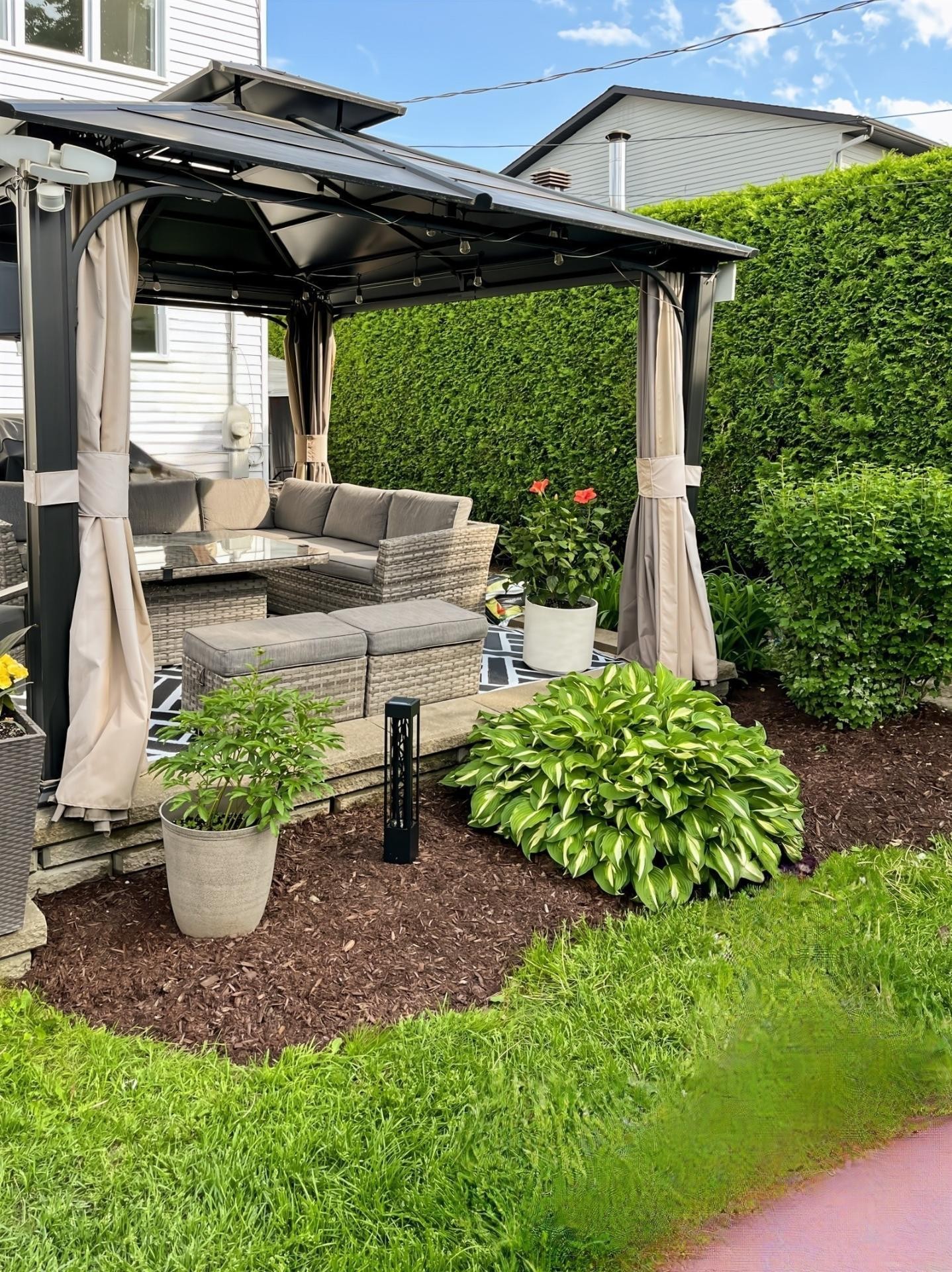 









1978


Rue Émile-Nelligan

,
Varennes,




QC
J3X1X1

