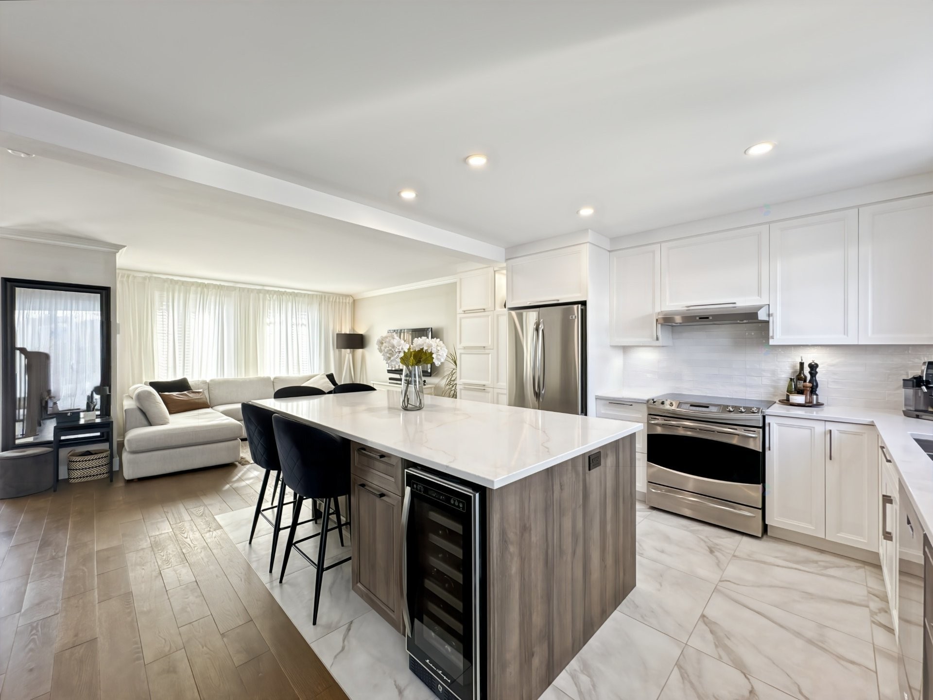 









1978


Rue Émile-Nelligan

,
Varennes,




QC
J3X1X1

