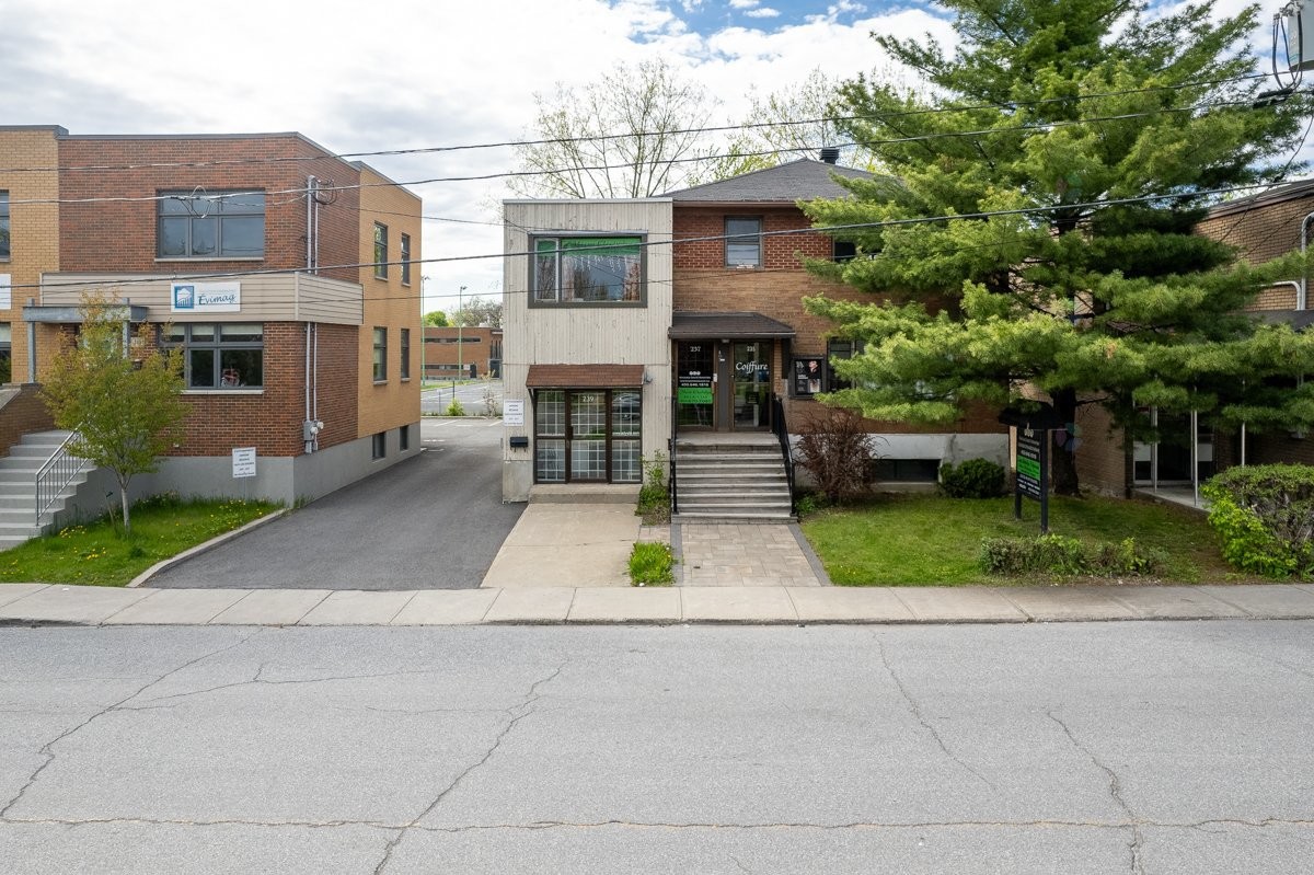 









235

 - 239


Rue De Gentilly O.

,
Longueuil (Le Vieux-Longueuil),




QC
J4H1Z5

