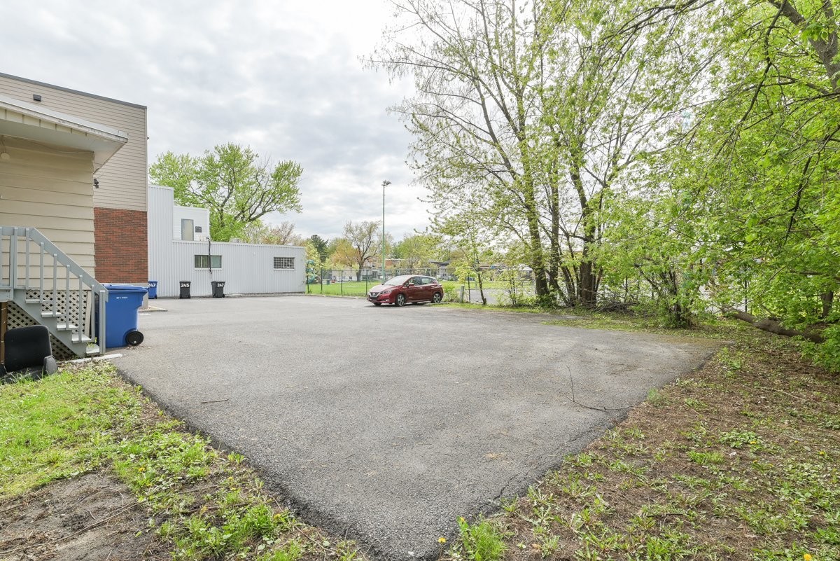 









235

 - 239


Rue De Gentilly O.

,
Longueuil (Le Vieux-Longueuil),




QC
J4H1Z5

