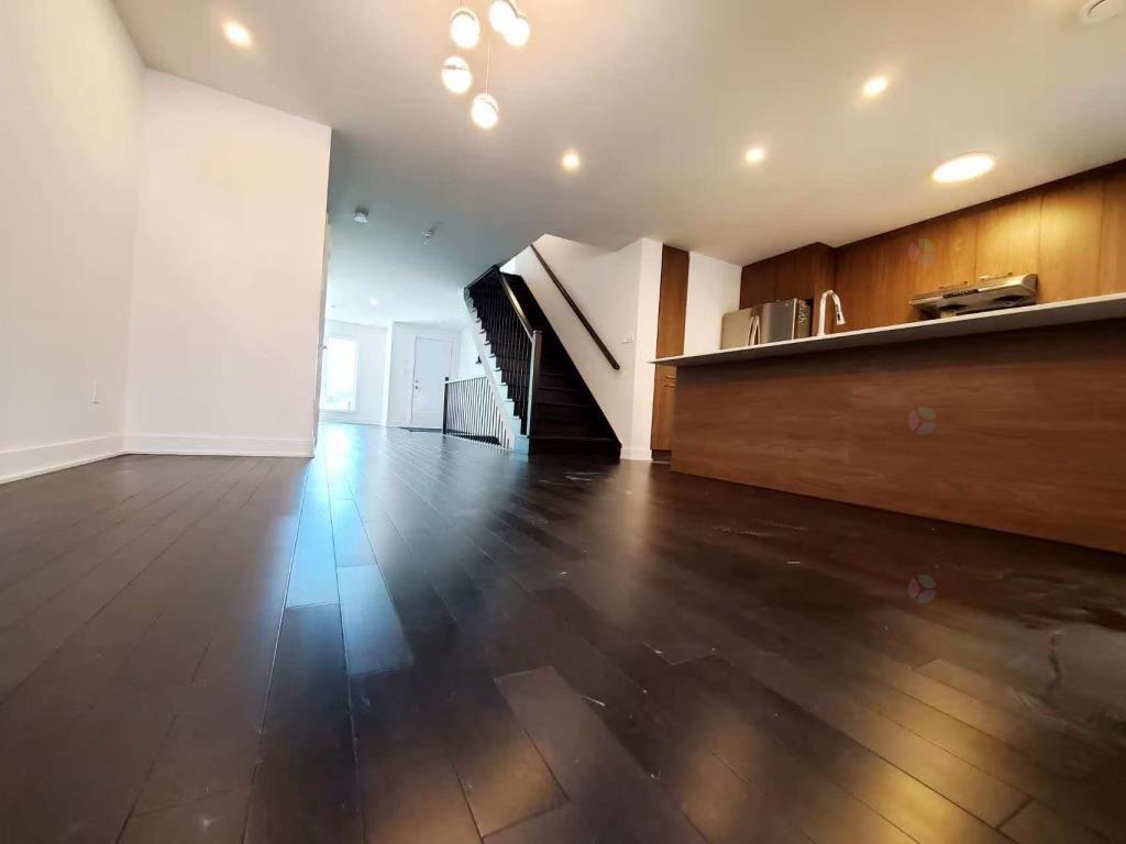 









388


Av. Skaniatarati

,
Montréal (Lachine),




QC
H8S0C1

