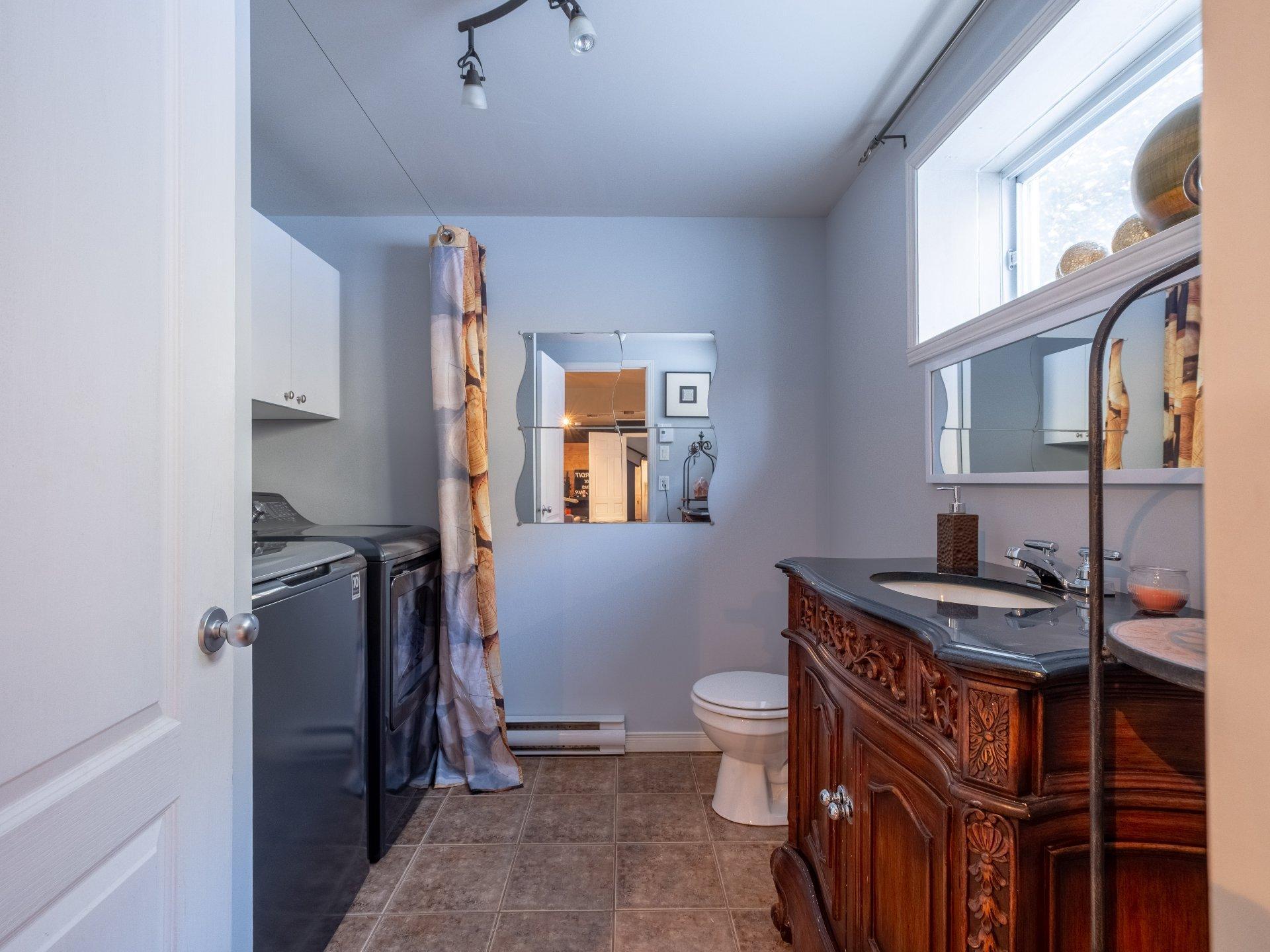 









633


Rue du Mimosa

,
Saint-Amable,




QC
J0L1N0

