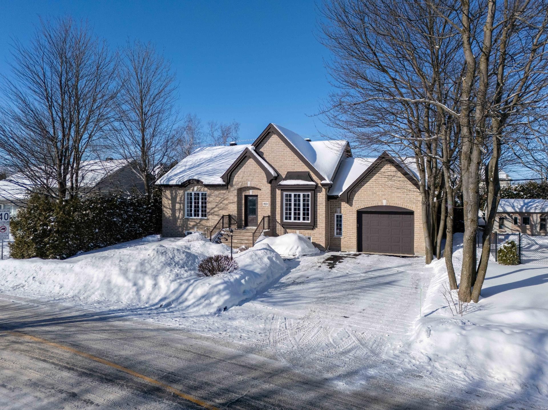 









633


Rue du Mimosa

,
Saint-Amable,




QC
J0L1N0

