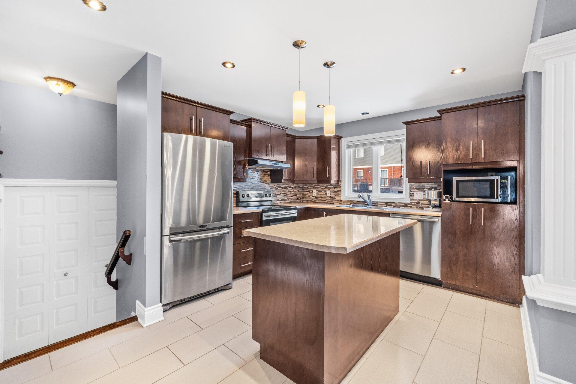 









6590


Rue Césaire

,
Brossard,




QC
J4Z0G4

