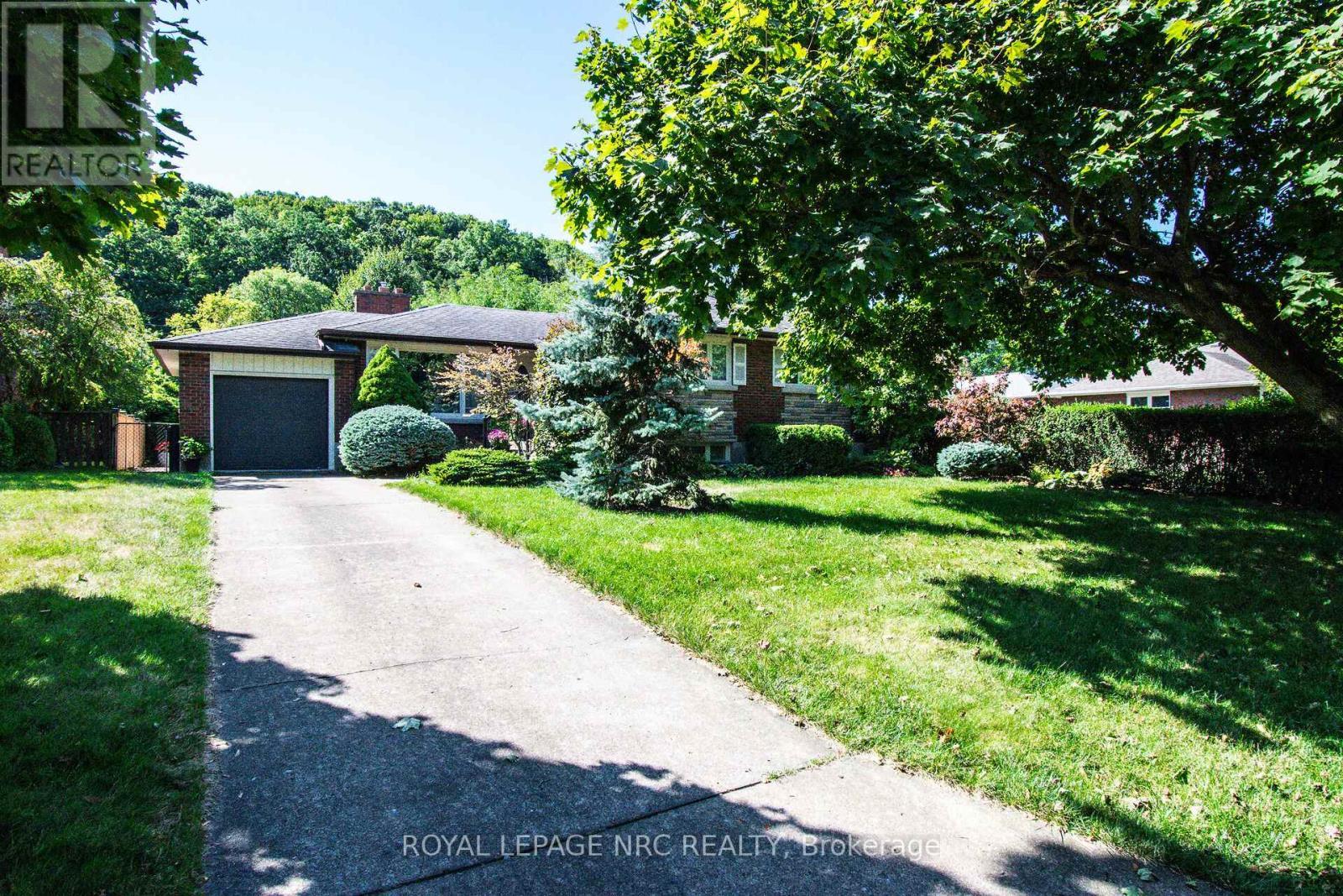 












4 GLENBARR ROAD

,
St. Catharines (Glendale/Glenridge),




Ontario
L2T1Y1


