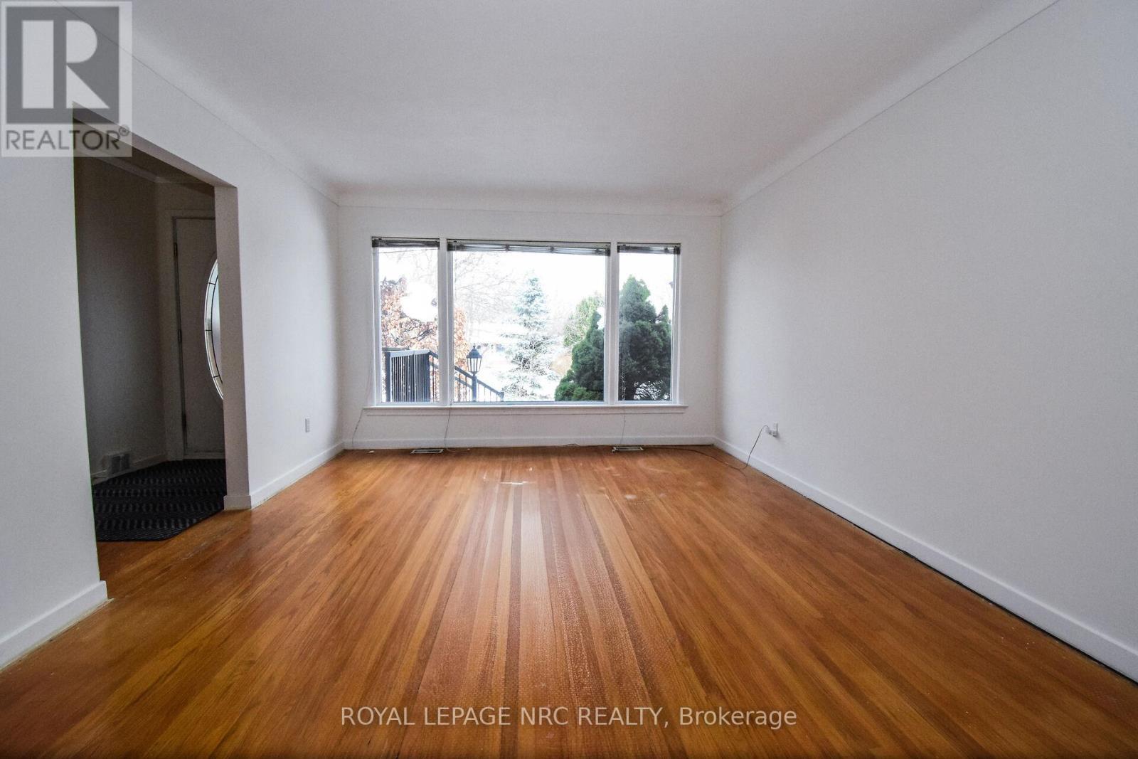 












4 GLENBARR ROAD

,
St. Catharines (Glendale/Glenridge),




Ontario
L2T1Y1

