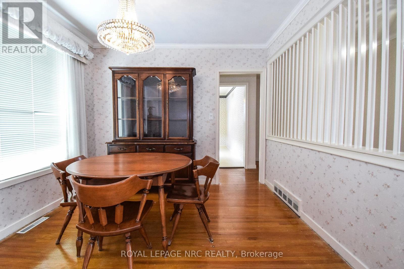 












4 GLENBARR ROAD

,
St. Catharines (Glendale/Glenridge),




Ontario
L2T1Y1

