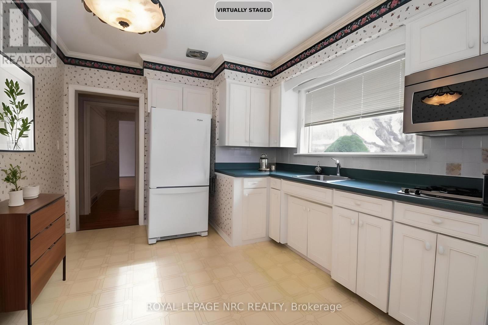 












4 GLENBARR ROAD

,
St. Catharines (Glendale/Glenridge),




Ontario
L2T1Y1

