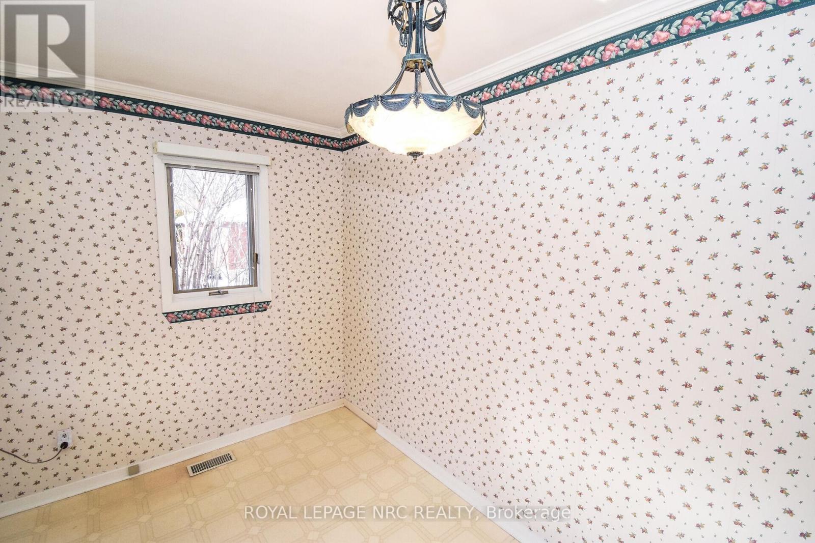 












4 GLENBARR ROAD

,
St. Catharines (Glendale/Glenridge),




Ontario
L2T1Y1

