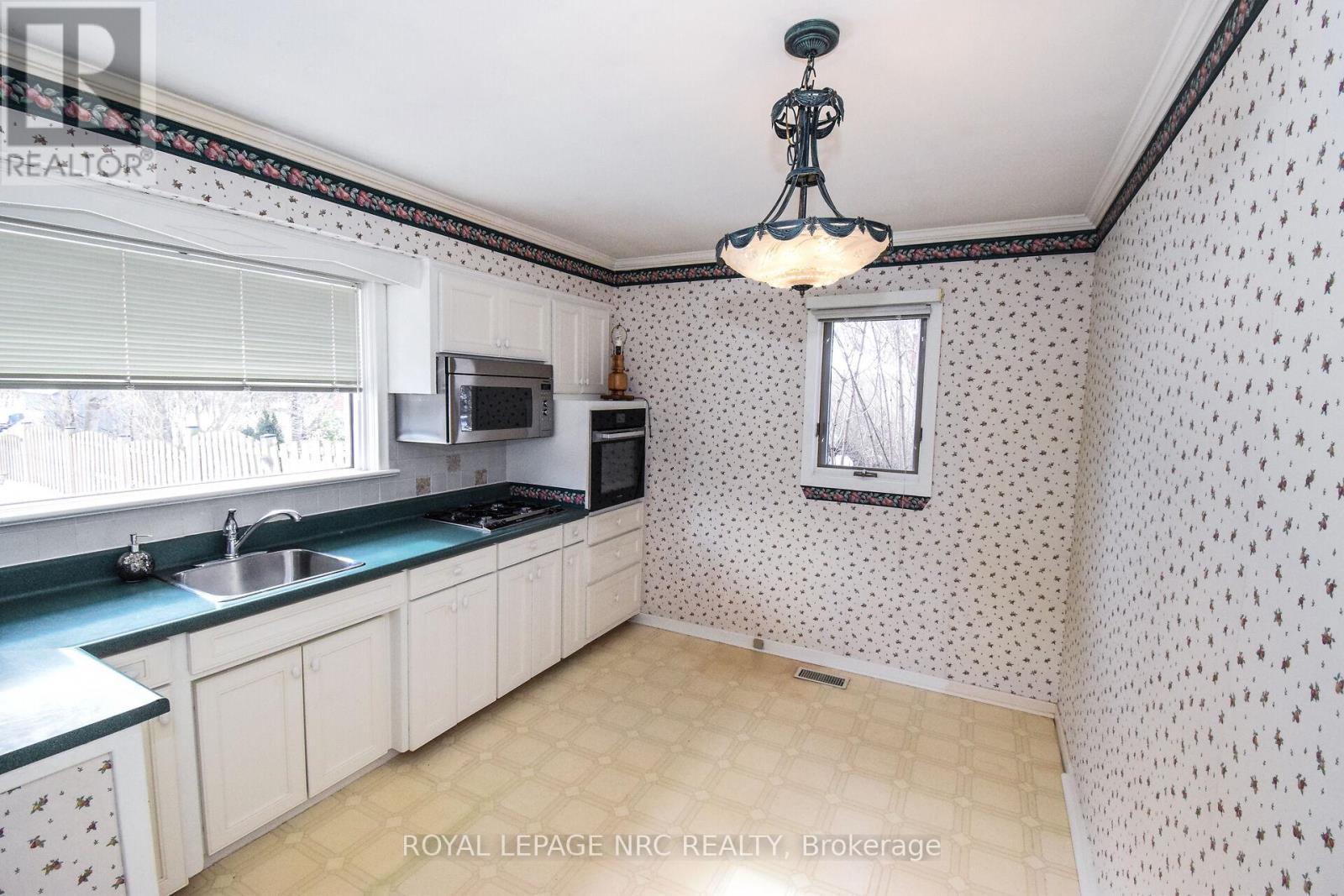 












4 GLENBARR ROAD

,
St. Catharines (Glendale/Glenridge),




Ontario
L2T1Y1

