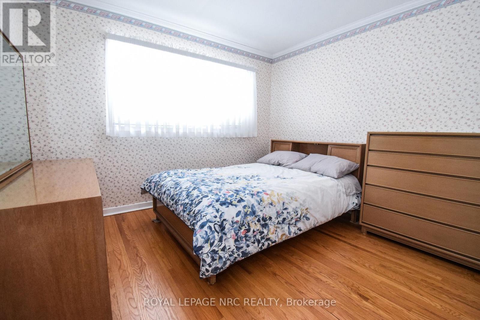 












4 GLENBARR ROAD

,
St. Catharines (Glendale/Glenridge),




Ontario
L2T1Y1

